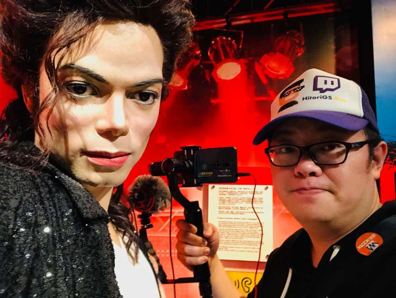 戶外直播與 Michael Jackson 蠟像合照